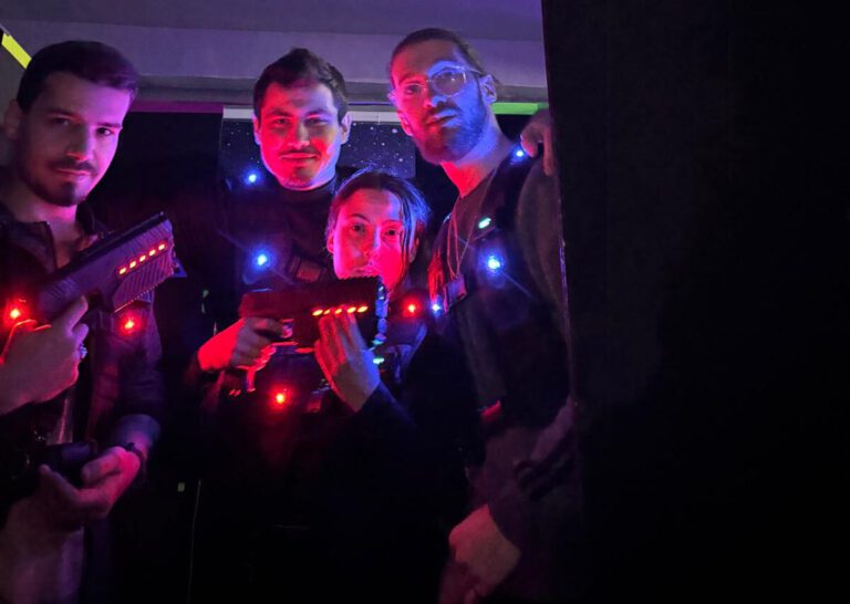 Poză de grup cu lumini de Laser Tag