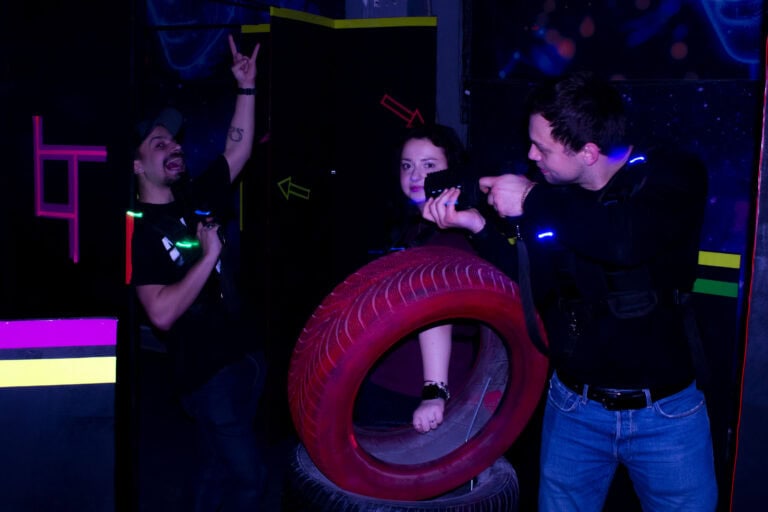 Poză amuzantă la Laser Tag în momentul jocului
